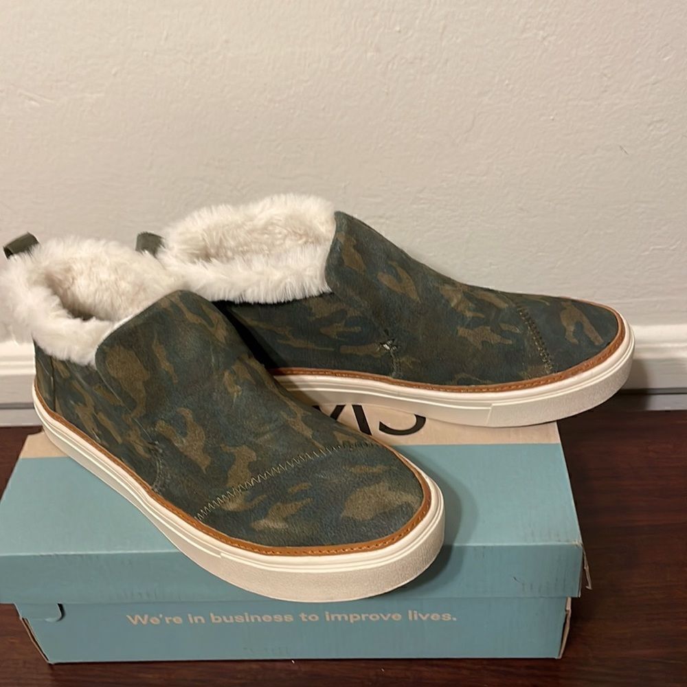 Toms Women’s Paxton faux fur trimmed sneaker size 6; 6,5; 7; 7,5 NIB